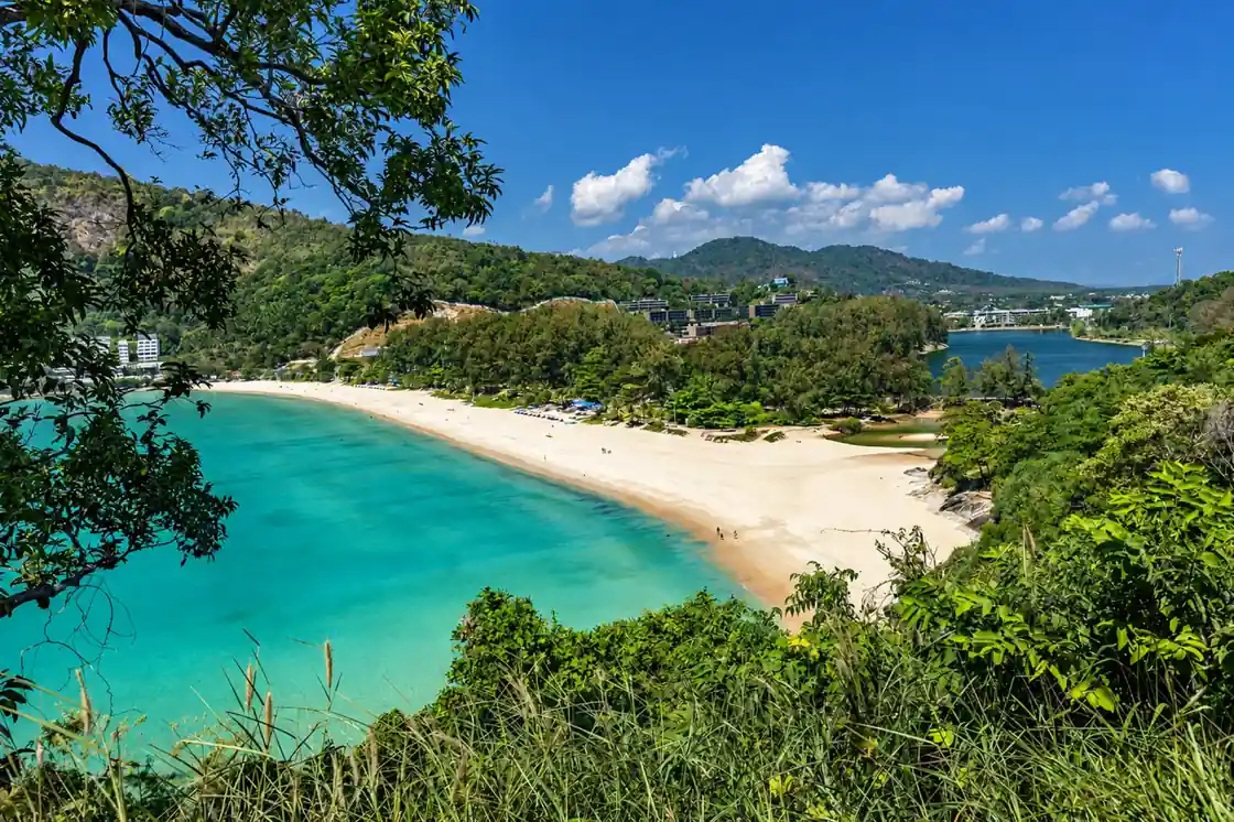 หาดในหานและเนินเขาเขียวขจีโดยรอบ